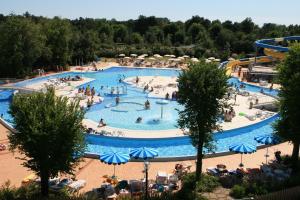 格拉多欧洲旅游假日公园的一座大型游泳池,里面设有人员
