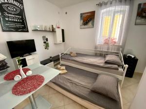 TrbovljeJack's Place的一间小卧室,配有一张床和一张书桌