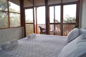 LamasIndano Art Lodge的一间卧室配有一张大床和两个枕头
