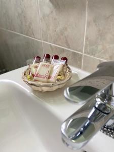 伊维萨镇皮提乌撒旅馆的浴室水槽上放置一篮牙刷
