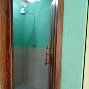 斯普希尔EK BALAM的带淋浴的浴室和玻璃门