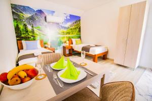 波德戈里察Simo apartments airport Podgorica的酒店客房带水果桌