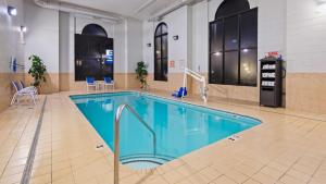 阿尔科Best Western Knoxville Airport / Alcoa, TN的大型客房的大型游泳池