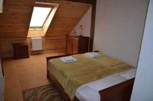 日托米尔Chalet Hotel的一间带床的卧室,位于带窗户的房间内