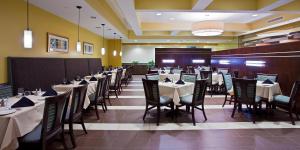 泰特斯维尔Holiday Inn Titusville/Kennedy Space Center, an IHG Hotel的餐厅内带桌椅的用餐室