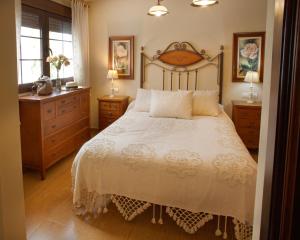 蒙地卡罗Casa Montelucía的一间卧室配有一张大床和两张梳妆台。
