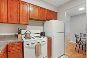 Inviting 2-Bedroom Prime Chicago Apt - Oakdale 512的厨房或小厨房