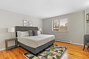 Inviting 2-Bedroom Prime Chicago Apt - Oakdale 512客房内的一张或多张床位