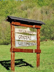 普拉夫Gradine - Katun kamp的草场上的木头标志