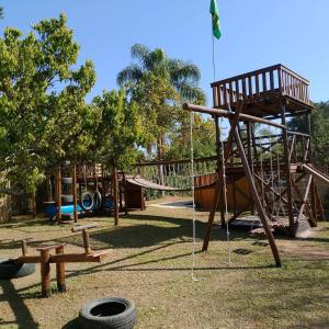 皮尼亚尔齐纽Recanto do Luar的公园设有带滑梯和秋千的游乐场