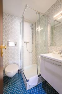 锡格堡卡斯帕加尼酒店的带淋浴、卫生间和盥洗盆的浴室