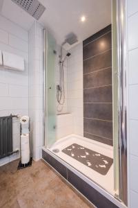 锡格堡卡斯帕加尼酒店的带淋浴和浴缸的浴室
