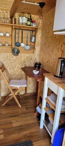 Romantisches Gästehäuschen的一间带木桌和桌子的小厨房