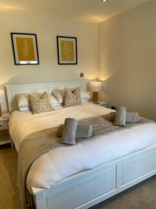 KilmingtonSt Reatham Cottage的卧室配有一张带两个枕头的大白色床