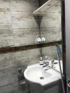 吕埃尔-马尔迈松Jolie studio的浴室设有白色水槽和镜子