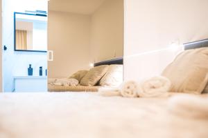 斯普利特Luxury rooms Green and Gold Split的一间卧室配有床和带毛巾的镜子