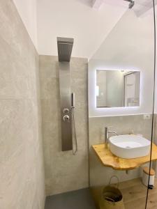 圣特雷莎加卢拉B&B Anastasia的一间带水槽和镜子的浴室