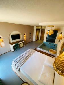 厄吕代尼兹Z Exclusive Hotel and Villas的一间卧室配有一张大床和电视