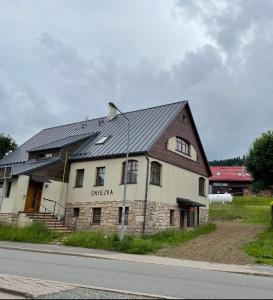 杜什尼基-兹德鲁伊Śnieżka的街道边有黑色屋顶的建筑物