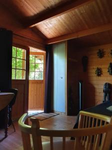 Caumont-sur-DuranceLa Cabane du Pesquier en Provence的客房设有木制天花板和木桌。