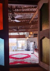 BaţīnAl Khateem Art Hub的享有带桌子和地毯的客房的景致。