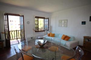 福尔内利斯Casa Cristalina Menorca的客厅配有玻璃桌和沙发