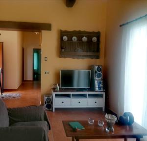 CaccamoL'Opuntia sul lago的客厅配有平面电视和扬声器