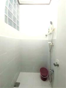 邦劳盖亚公寓 的浴室配有带紫色座椅的卫生间