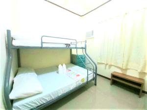 邦劳盖亚公寓 的一间医院间,配有双层床和长凳