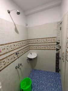 ArakkonamSri Mahalakshmi Deluxe Lodging Arakonam的一间带水槽和淋浴的浴室