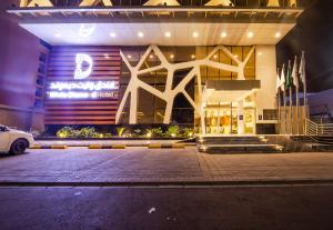 吉达White Diamond Hotel - Al Nuzha的前面有停车位的建筑