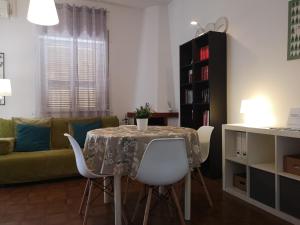 维拉诺瓦Appartamento il Porticciolo的客厅配有桌椅和沙发