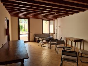 帕多瓦Casa Santa Caterina e Sant Antonio的客厅配有木桌和椅子