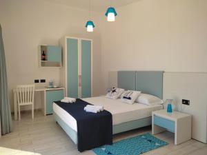 卡拉古诺内Hotel Pranos Turismo Rurale Cala Gonone的一间卧室配有一张床、一张桌子和一张书桌