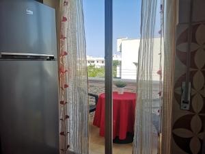 维拉诺瓦Appartamento il Porticciolo的一间设有一张桌子的房间,配有红色桌布