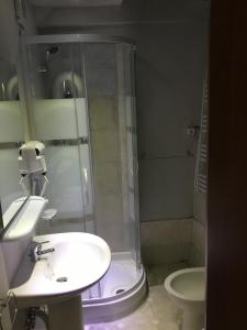 MaissanaNew Arcobaleno Ossegna的带淋浴、盥洗盆和卫生间的浴室