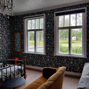 克里斯蒂娜城Willa Viktor的客厅设有2扇窗户和1张沙发