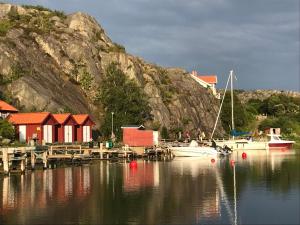 NösundNösund Guestroom的船停靠在水体的码头