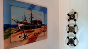 内塞伯尔Adri Guest House的船在钟边墙上的画