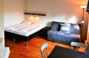 Lidö丽都瓦德斯胡斯酒店的小房间设有床和沙发