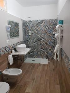 佩斯卡拉HOTEL VILLA ISA的一间带卫生间和马赛克墙的浴室