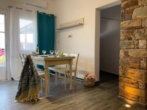 瓦里"Stalia" beach house的厨房以及带桌椅的用餐室。