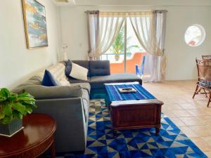 库尔克岛Seaside Villas的客厅配有沙发和桌子