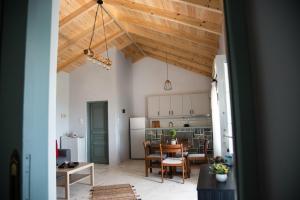 VóvikesRena's Panorama View House的一间厨房和带木制天花板的用餐室
