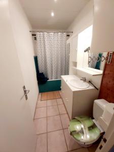 圣让-德蒙Adorable studio cabine vue mer - 2/4 personnes的一间带卫生间和水槽的小浴室