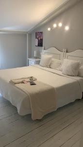 Muriedas阿不思圣路易斯精品酒店的卧室配有白色大床和白色枕头