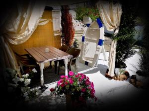 康斯坦察Casa Fotografului的庭院配有木桌和一些鲜花