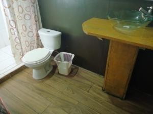 马尔多纳多港Don Jaime - Hostel的浴室配有白色卫生间和盥洗盆。