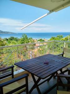 斯卡拉伯塔麦斯Dimitra Beach Apartments - Thassos Skala Potamias的阳台上的野餐桌,享有海景