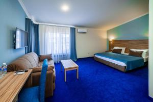 格连吉克Blue Marlin Hotel的酒店客房设有一张沙发和一张床